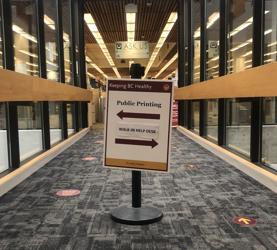 Directional sign for printing and Walk-in Help Desk, O’Neill level 3 atrium, with an arrow pointing right for the Walk-in Help Desk and another arrow pointing left for public printing.